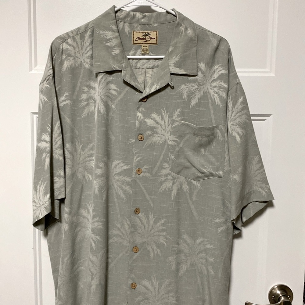 Jamaica Jaxx men’s silk Hawaiian shirt, size XL, light green tropical print.